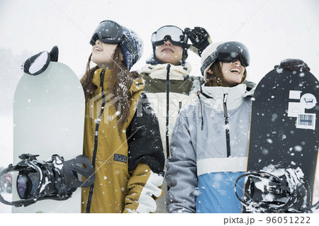 ゲレンデでゴーグルをするスノボ男女　グループ 96051222