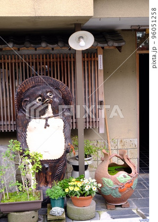 軒先のたぬき 96051258