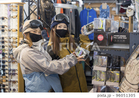 スキー場内のスポーツショップで買い物をするスノボ女子 96051305