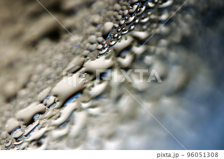 ガラスのテクスチャーに斜めに焦点を合わせた水滴。 高倍率マクロ写真（レタッチ・色加工画像） 96051308