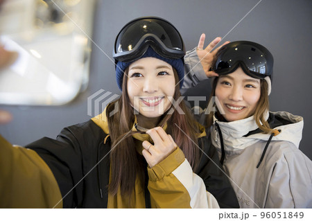ウェア姿で写真を撮るスノボ女子 96051849