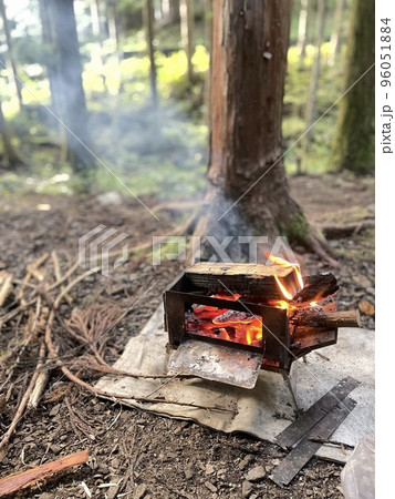 山の中でキャンプ中の焚き火 山の中でキャンプ中の焚き火 96051884