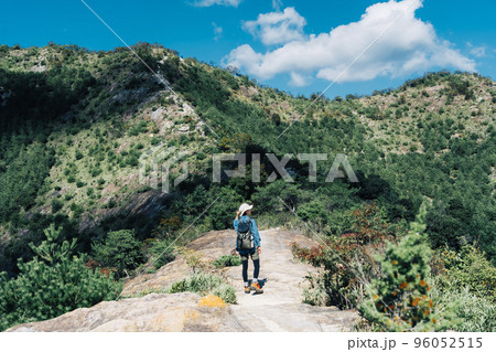 登山をする女性 登山をする女性 96052515