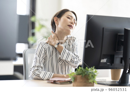 肩こりが辛い女性　 96052531