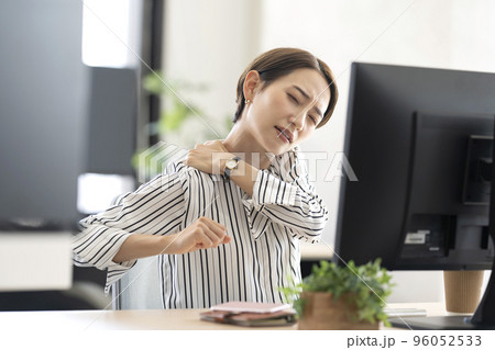 肩こりが辛い女性 肩こりが辛い女性 96052533