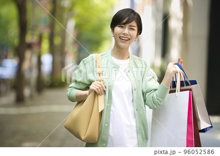 買い物を楽しむ笑顔の若い女性 96052586