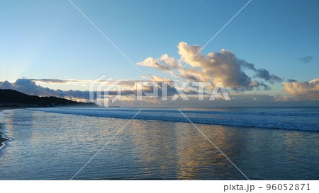 夏の終わりの輝く空と海 96052871