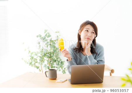 お財布を持つ女性 96053057