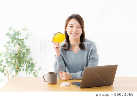 お財布を持つ女性 お財布を持つ女性 96053069