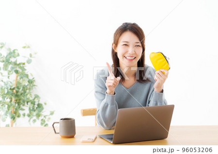 お財布を持つ女性 96053206