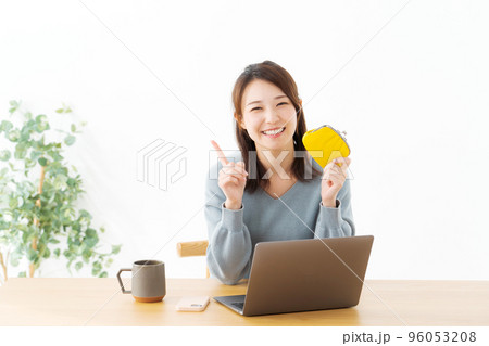 お財布を持つ女性 96053208
