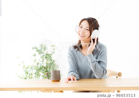 音楽を聴く女性 音楽を聴く女性 96053513