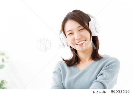 音楽を聴く女性 96053516