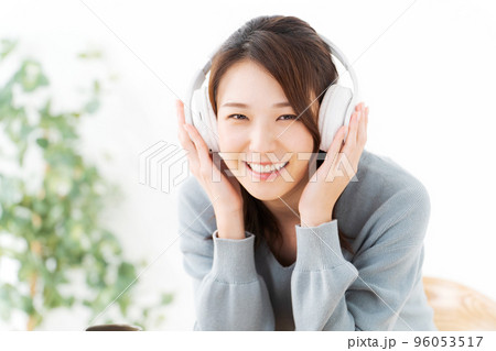 音楽を聴く女性 96053517