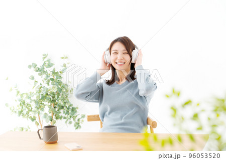 音楽を聴く女性 音楽を聴く女性 96053520