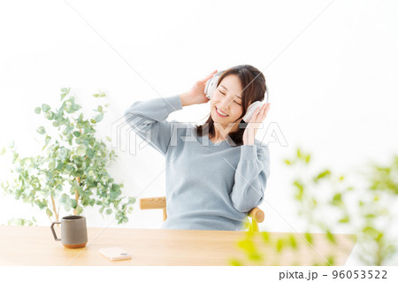 音楽を聴く女性 96053522