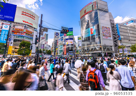 日本の東京都市景観 音楽祭で奥の渋谷109前は道路が封鎖され歩行者道路に…。賑わう渋谷＝10月16日 96053535