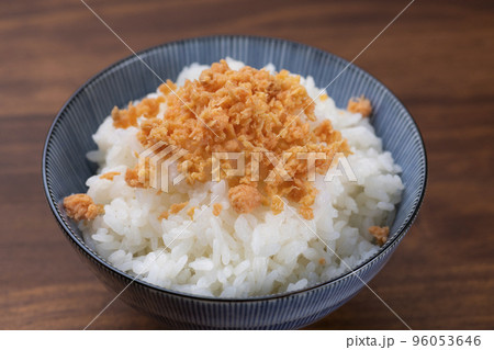 白飯に鮭フレークをかけて食べる 96053646