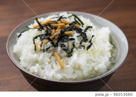 白ごはんに海苔のお茶漬けとお湯を注いでたべます 96053660