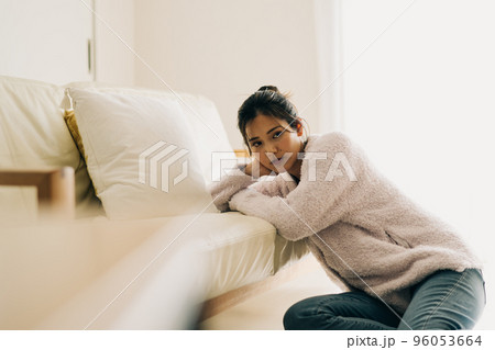 ソファーに寄り掛かる疲れ気味の女性 ソファーに寄り掛かる疲れ気味の女性 96053664