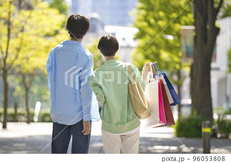 買い物を楽しむ若いカップルの後ろ姿 96053808