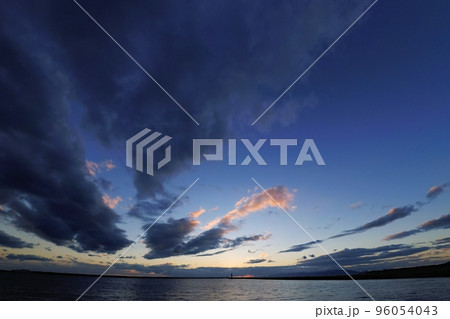 放射状に広がった雲が夕焼けした港の夕景・超広角・空主体・221018pm 96054043