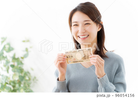 お札を持つ女性 お札を持つ女性 96054156