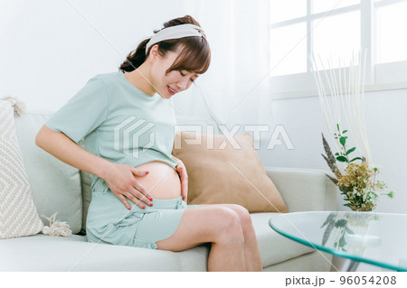妊娠中に体調不良になる女性（陣痛・吐き気） 96054208