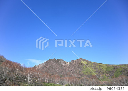 那須山登山口付近から見た朝日岳 96054323