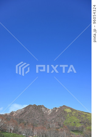 那須山登山口付近から見た朝日岳 那須山登山口付近から見た朝日岳 96054324
