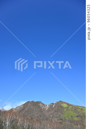 那須山登山口付近から見た朝日岳 96054325