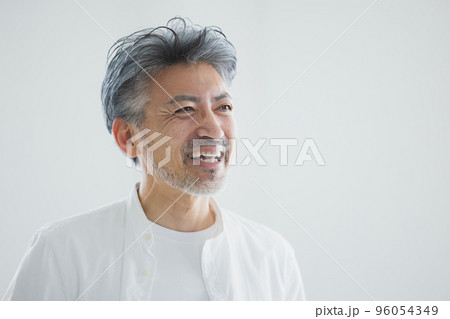 グレイヘアの男性 グレイヘアの男性 96054349