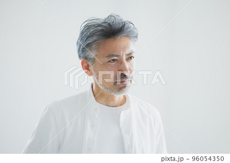 グレイヘアの男性 96054350