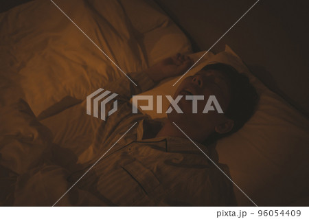 40代男性といびき 96054409