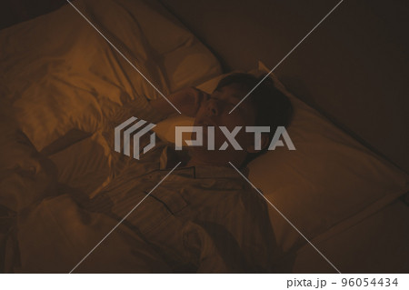 寝室と40代男性 96054434