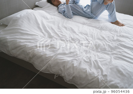 寝室と40代男性 96054436