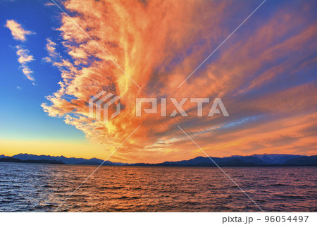 ナウエル・ウアピ国立公園の美しい夕景 ナウエル・ウアピ国立公園の美しい夕景 96054497