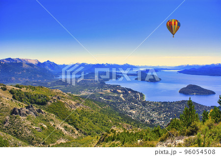 ナウエル・ウアピ国立公園の美しい自然景観 96054508