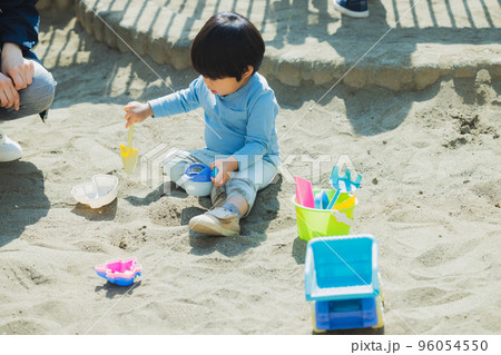 公園 子供 砂場 公園 子供 砂場 96054550