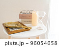 おしゃれなインテリアのある白い部屋 96054658