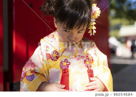 神社で七五三のお参りをする3歳の着物を着た女の子 96054684
