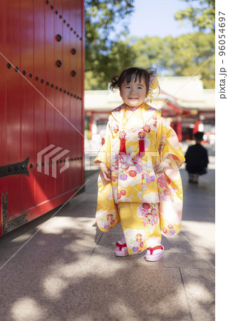 神社で七五三のお参りをする3歳の着物を着た女の子 神社で七五三のお参りをする3歳の着物を着た女の子 96054697