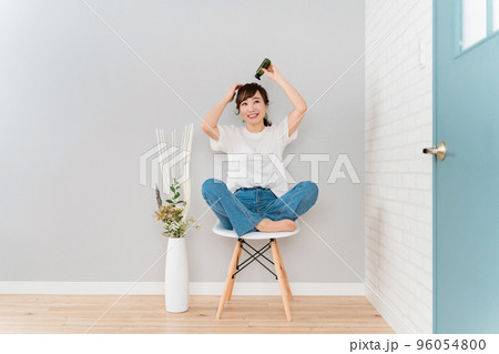 髪の毛にヘアケア用品・スタイリング剤をつける日本人女性 髪の毛にヘアケア用品・スタイリング剤をつける日本人女性 96054800