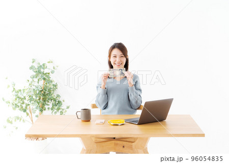 お札を持つ女性 96054835