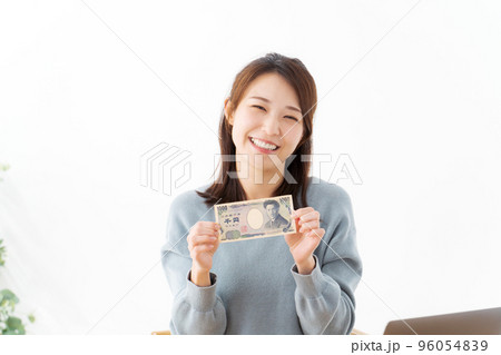 お札を持つ女性 96054839