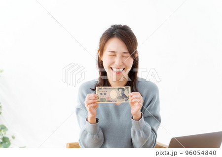 お札を持つ女性 96054840