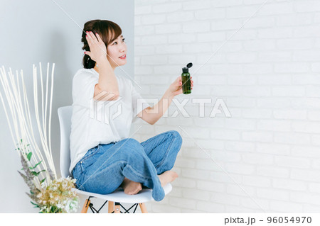 髪の毛にヘアケア用品・スタイリング剤をつける日本人女性 髪の毛にヘアケア用品・スタイリング剤をつける日本人女性 96054970
