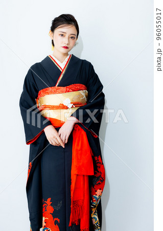 黒い振袖の女性 96055017
