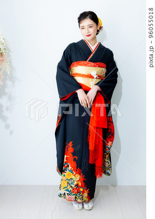 黒い振袖の女性 96055018