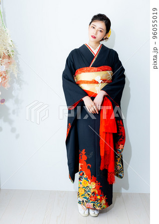 黒い振袖の女性 96055019